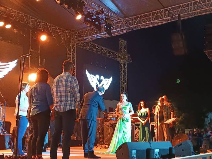 Şarkıcı Melek Mosso’dan Sarılmak İsteyen Başkana: "sonra Sıkıntı Olmasın"