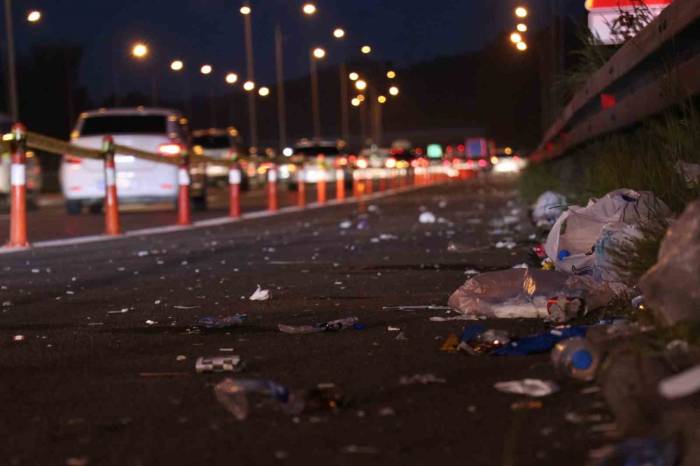 Tatilcilerin Yoğunluğu Azaldı, Çöpleri Yollarda Kaldı