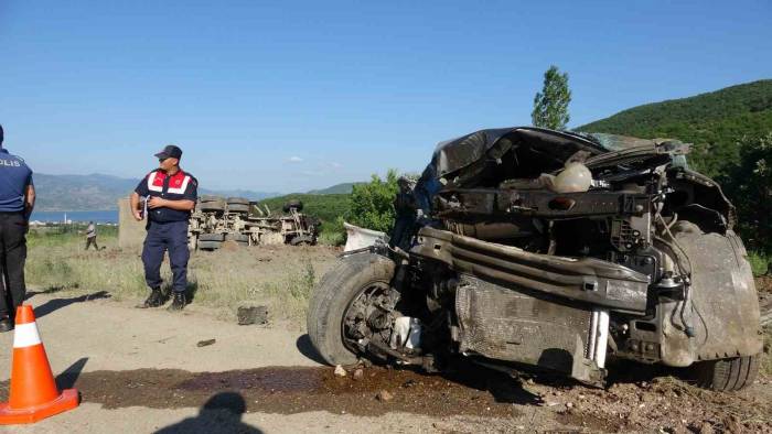 Otomobil İle Kamyonun Çarpıştığı Kazada Ölenlerin İsimleri Belli Oldu