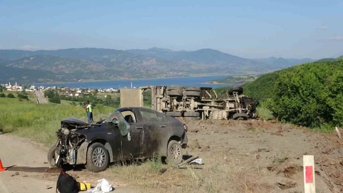 Tokat’ta Otomobil İle Kamyon Kafa Kafaya Çarpıştı: 3 Ölü, 2 Ağır Yaralı