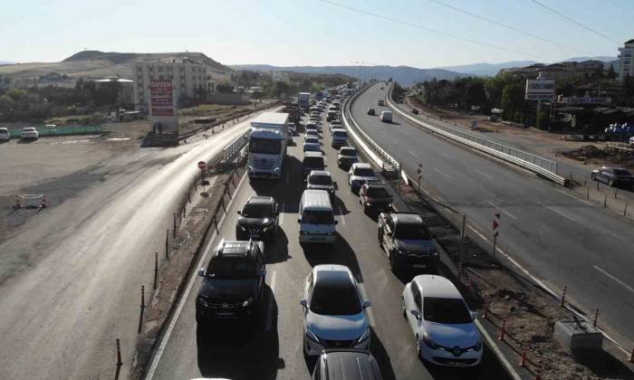 Büyük Bayram Trafiği Sürüyor: 43 İlin Geçiş Güzergahı Havadan Görüntülendi