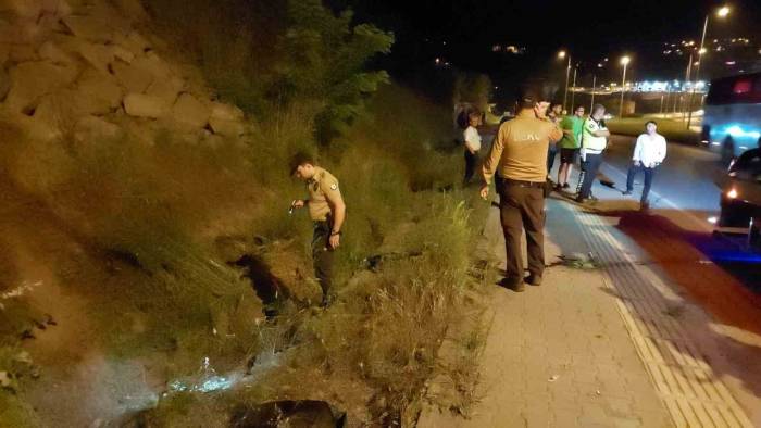 Kaza Yaptığı Aracını Terk Edip Gitti
