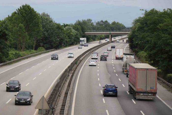 Otoyolda Hafta Sonu Durma Noktasına Gelen Trafik Normale Döndü