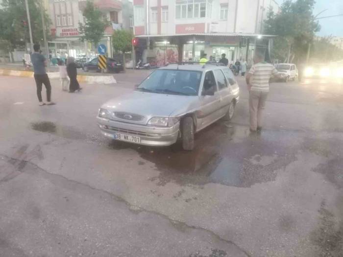 İki Otomobil Çarpıştı: 2 Yaralı