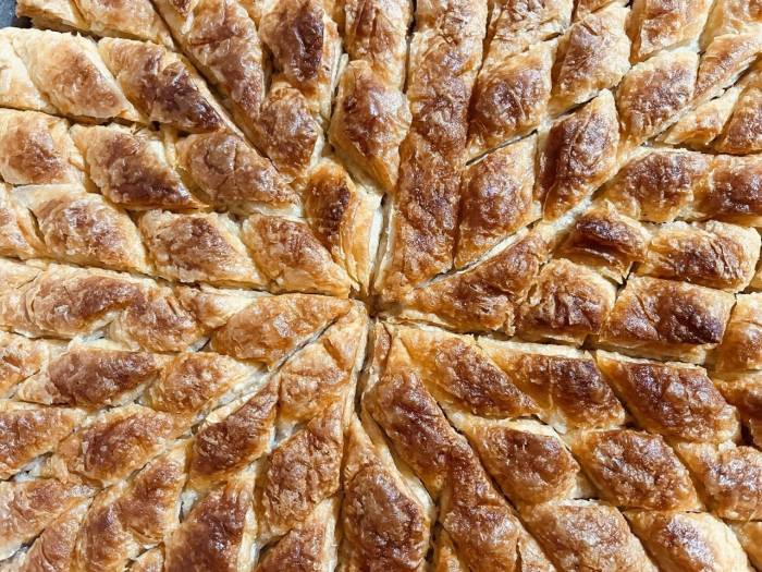 Hamarat Kadınlar Kolları Sıvadı, Çıtır Baklavalar Bayrama Hazırlandı
