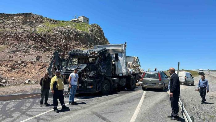 İki Tır Çarpıştı: 2 Yaralı