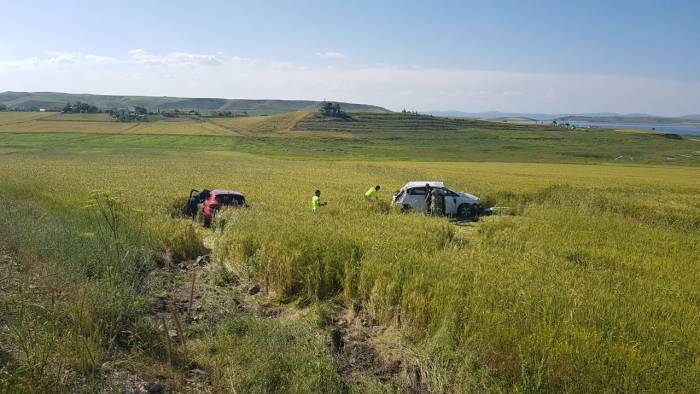 Çarpışan Otomobiller Tarlaya Uçtu: 5 Yaralı