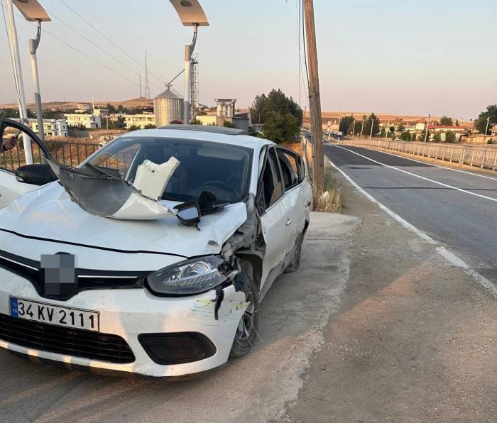 Otomobil Akaryakıt İstasyonunun Duvarına Çarptı: 3 Yaralı