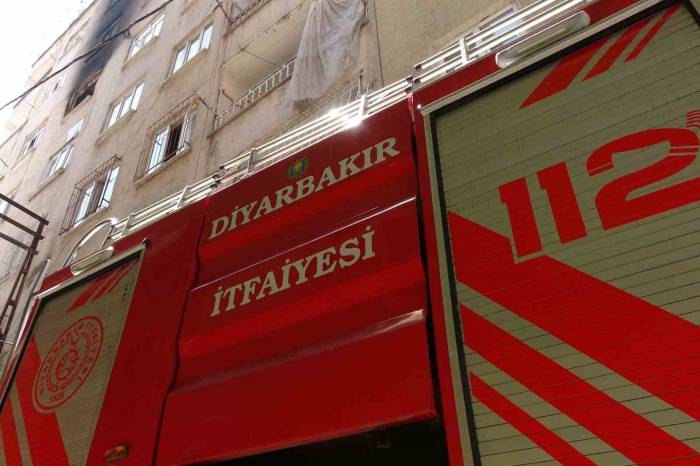 Çakmakla Oynayan 4 Yaşındaki Çocuk Evi Yaktı: 3 Kişi Dumandan Etkilendi