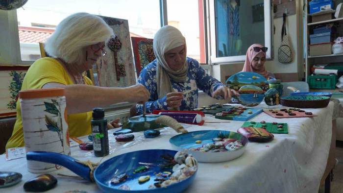 Ev Hanımlarından Sıfır Atığa Destek: Çöpe Gidecek Her Şey Onların Elinde Hayat Buluyor