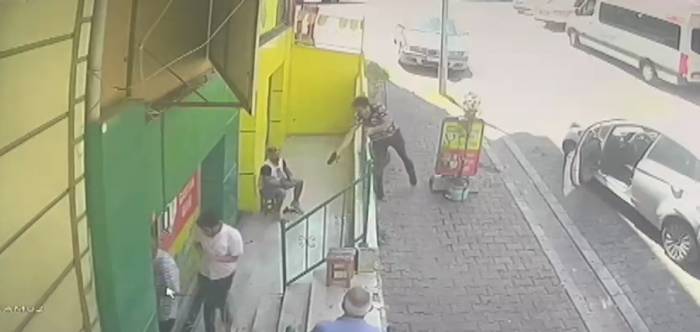 Husumetlisini Bacağından Vurdu, Vatandaştan Fırça Yedi