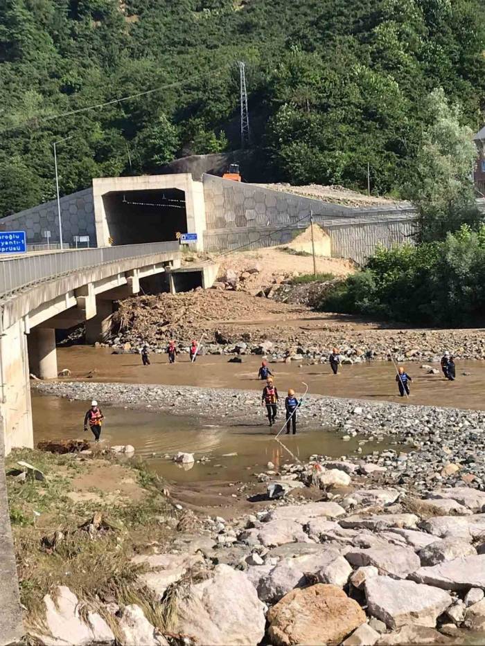 Giresun’un Duroğlu Beldesindeki Selde Kaybolan Şahsı Arama Çalışmaları Devam Ediyor