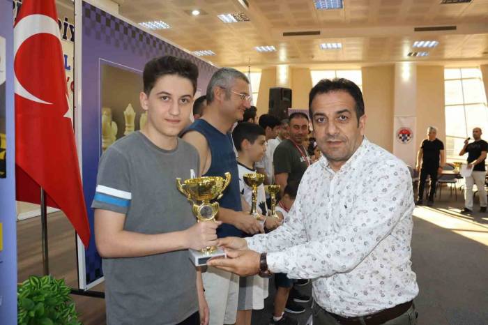 Kurtuluş Kupası Satranç Turnuvasında Kıyasıya Mücadele