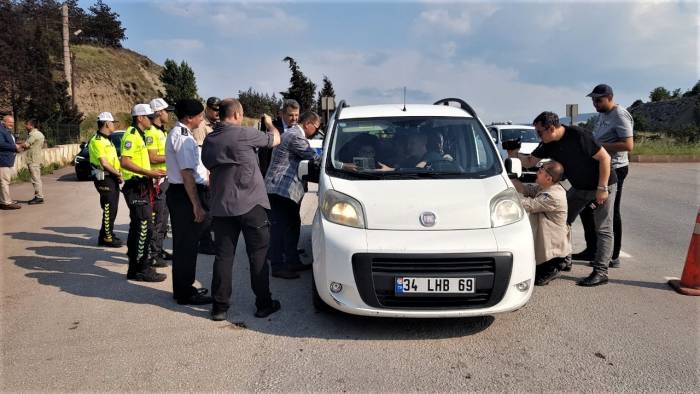 Vali Gürel’den Sürücülere Lokum İkramlı ’kemer’ Uyarısı
