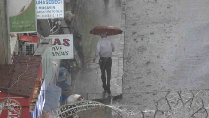 Aniden Bastıran Sağanak Ve Dolu Yağışı Vatandaşlara Zor Anlar Yaşattı