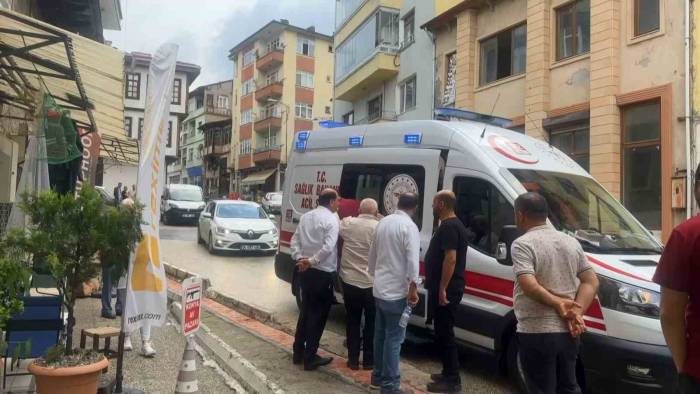 Tüfeği Tamir Etmek İsterken Yanındaki Kişiyi Vurdu