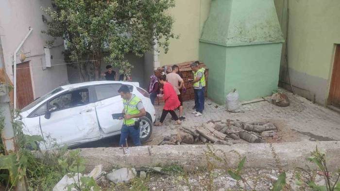 İstinat Duvarından Caminin Bahçesine Düşen Otomobildeki 4 Kişi Yaralandı