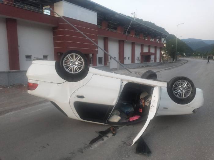 Takla Atan Otomobildeki 4 Kişi Yaralandı