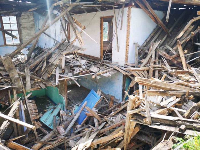 Tehlike Saçan 12 Metruk Bina Yıkıldı