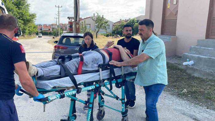 Keşan’da Kamyonetin Altında Kalan Motosikletin Sürücüsü Yaralandı