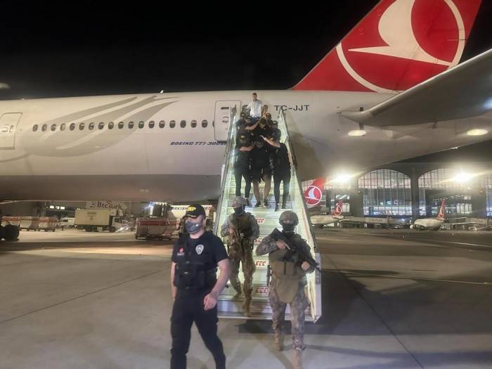 Bakan Yerlikaya Duyurdu: Kırmızı Bültenle Aranan Yabancı Uyruklu 2 Suç Örgütü Üyesi İstanbul’da Yakalandı