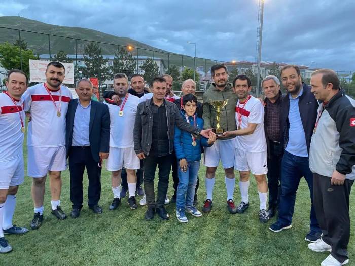 Kurumlar Arası Futbol Müsabakası Şampiyonu Bayburt İl Sağlık Müdürlüğü Oldu