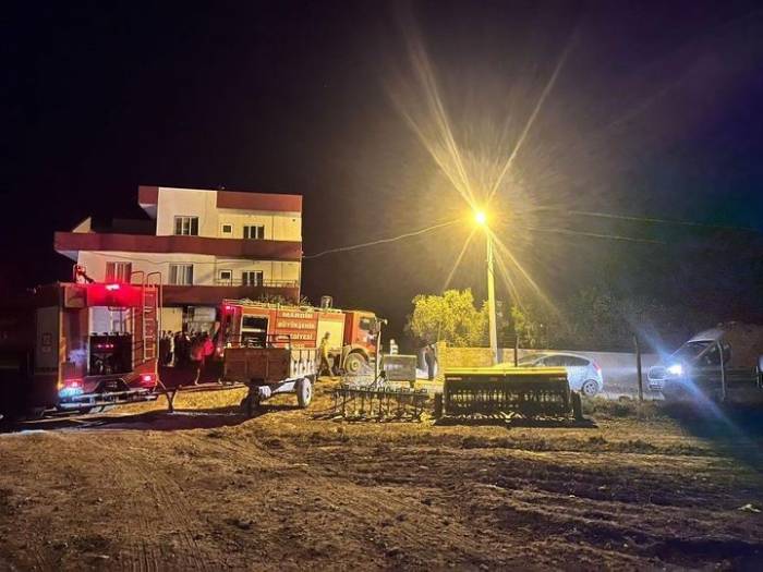 Nusaybin’de Bir Evin Deposunda Traktör İle 30 Ton Saman Kül Oldu