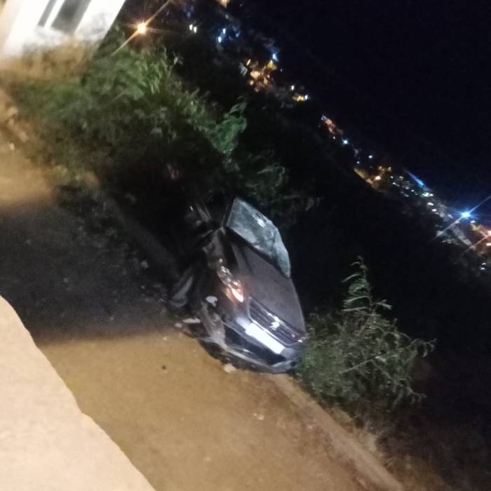 Otomobil Duvardan Aşağı Devrildi