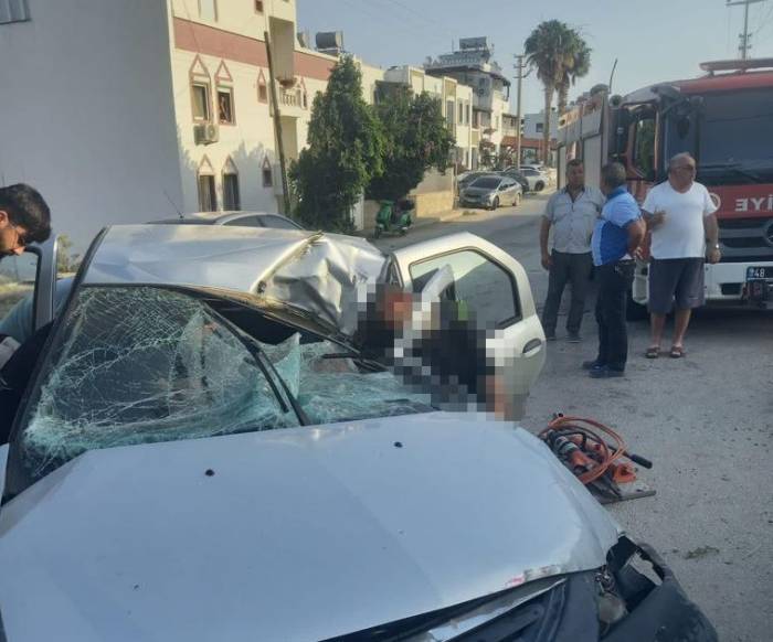 Otomobil Çöp Konteynerine Ve Direğe Çarptı, Sürücü Olay Yerinde Hayatını Kaybetti
