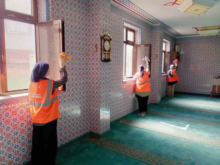 Altınordu’da Cami Ve Yoğun Kullanılan Alanlar Bayram Öncesi Temizlendi