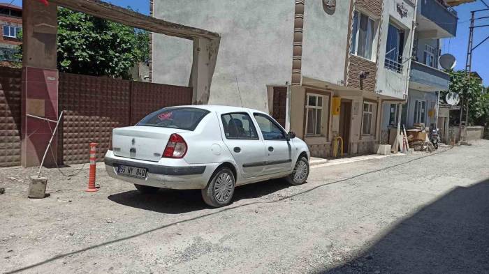 Park Halindeki Otomobilden Hırsızlık