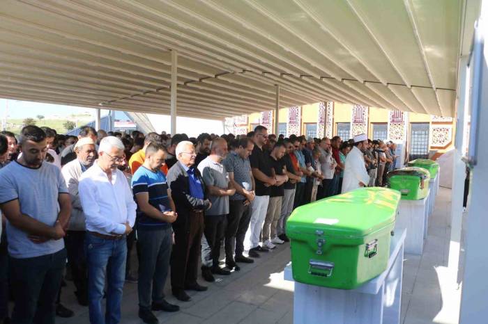 Feci Kazada Hayatını Kaybeden Anne Ve İki Çocuğu Son Yolculuğuna Uğurlandı