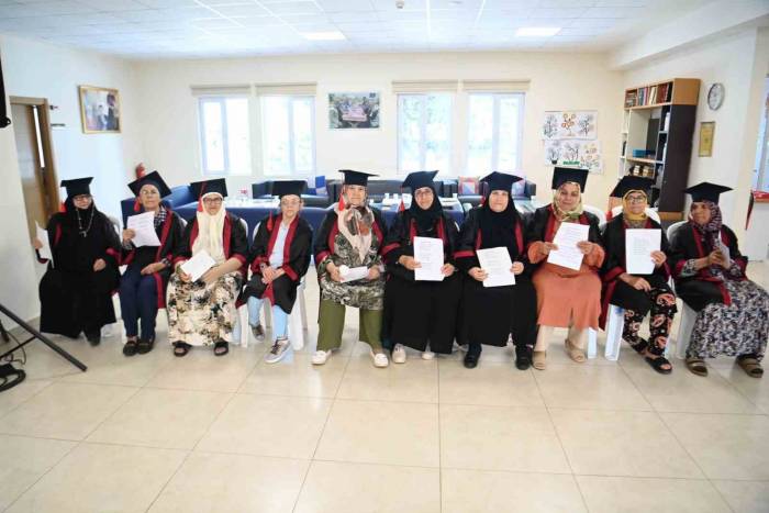 65 Yaş Üstü Büyükler Okuma Yazma Öğrendi, İlk Kez Kep Atma Heyecanı Yaşadı