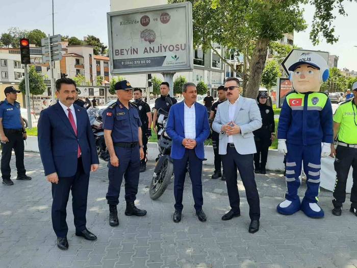 Edremit’te Vali Hasan Şıldak, Sürücüleri Uyardı, Bayram Hediyesi Verdi