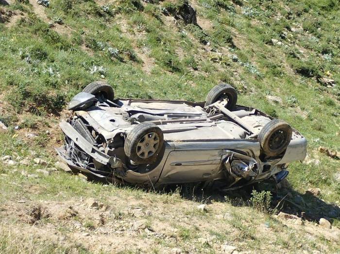 Bahçesaray’da Otomobil Uçuruma Yuvarlandı: 3 Yaralı