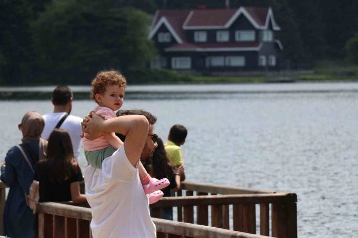 İstanbul’un Gürültüsünden Kaçarak Doğa Harikası Gölcük Tabiat Parkı’na Geldiler