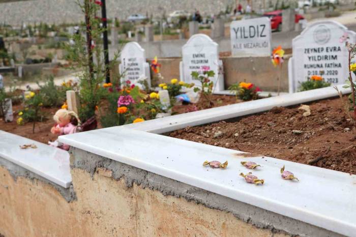 Kabirlerin Başına Bayram Şekeri Bıraktılar