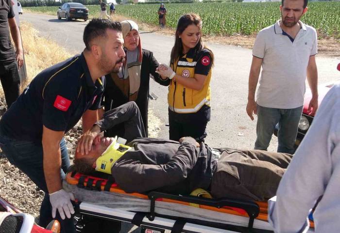 Motosiklet İle Otomobil Çarpıştı: 2 Yaralı