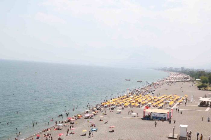 Dünyaca Ünlü Sahil Tatilci Akınına Uğradı, Kalabalığın Arasında Kalan Hintli Kız "kendimi Hindistan’da Gibi Hissediyorum" Dedi