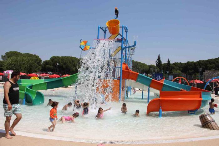 Aydınlı Çocuklar Büyükşehir Belediyesi’nin Aquaparkı İle Serinliyor