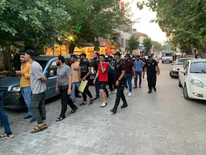 Basmane’de 120 Düzensiz Göçmen Yakalandı
