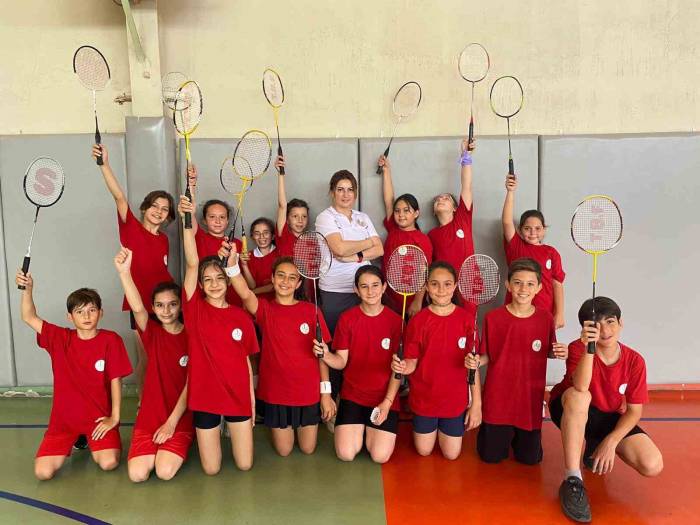 Bayraklılı Sporculardan ‘badminton’ Başarısı