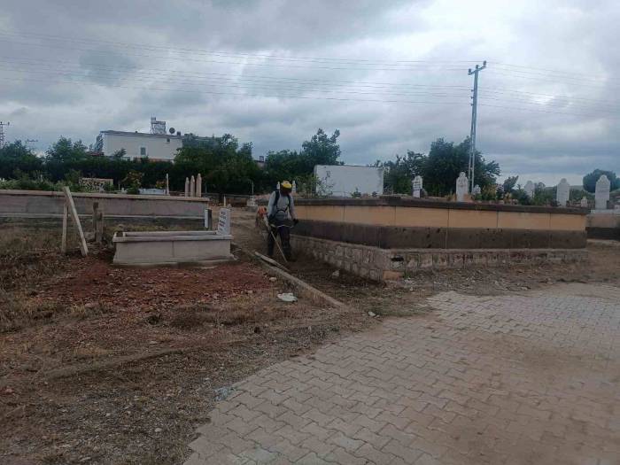 Melikgazi’de Mezarlıklar Bayram Ziyareti İçin Hazır Hale Geldi