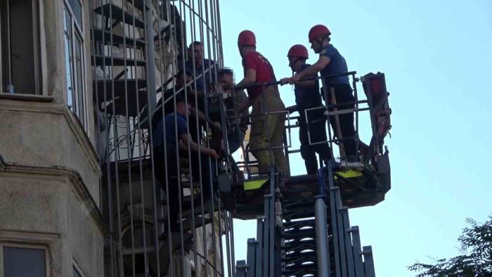 Beyoğlu’nda İntihar Etmek İsteyen Şahsı Polis Ekipleri Kelepçeleyerek Kurtardı