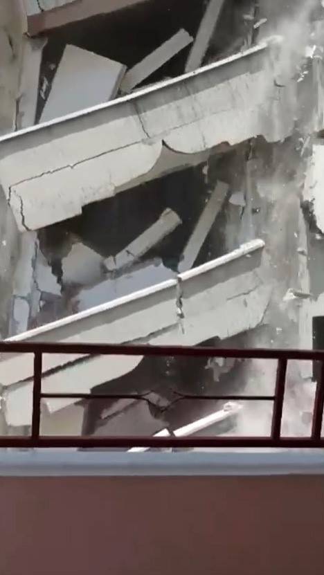 Elazığ’da Yıkım Makinesinin Dokunduğu Bina, Yerle Bir Oldu