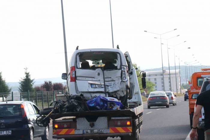 Hafif Ticari Araca Çarpan Motosikletli Yolun Karşısına Uçtu: 3 Yaralı