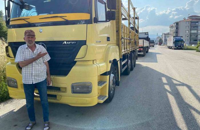 Mahalle Sakinleri Yol Kenarlarına Park Edilen Kamyonlardan Rahatsız