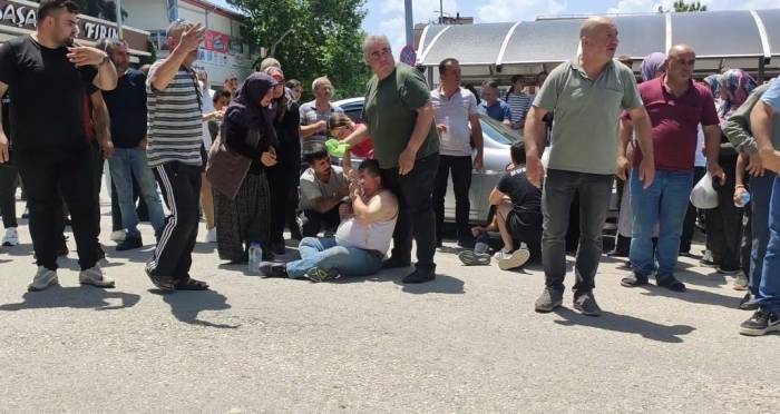 Dükkan Sahibi İle Müşteriler Birbirine Girdi, Yumruklar Tekmeler Havada Uçuştu