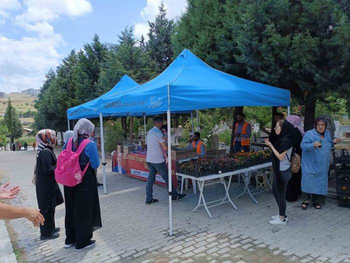 Mezarlık Ziyareti Yapan Vatandaşlara Çiçek Dağıtıldı