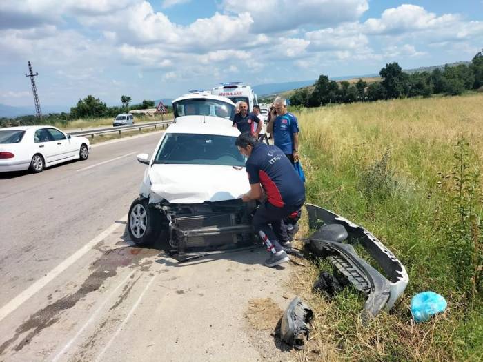 Bariyerlere Çarpan Araçta Bulunan 4 Kişi Yaralandı